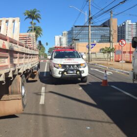 Jovem fica gravemente ferida ao ser atropelada por caminhão no centro de Maringá Foto 19 Fotos de Jovem fica gravemente ferida ao ser atropelada por caminhão no centro de Maringá