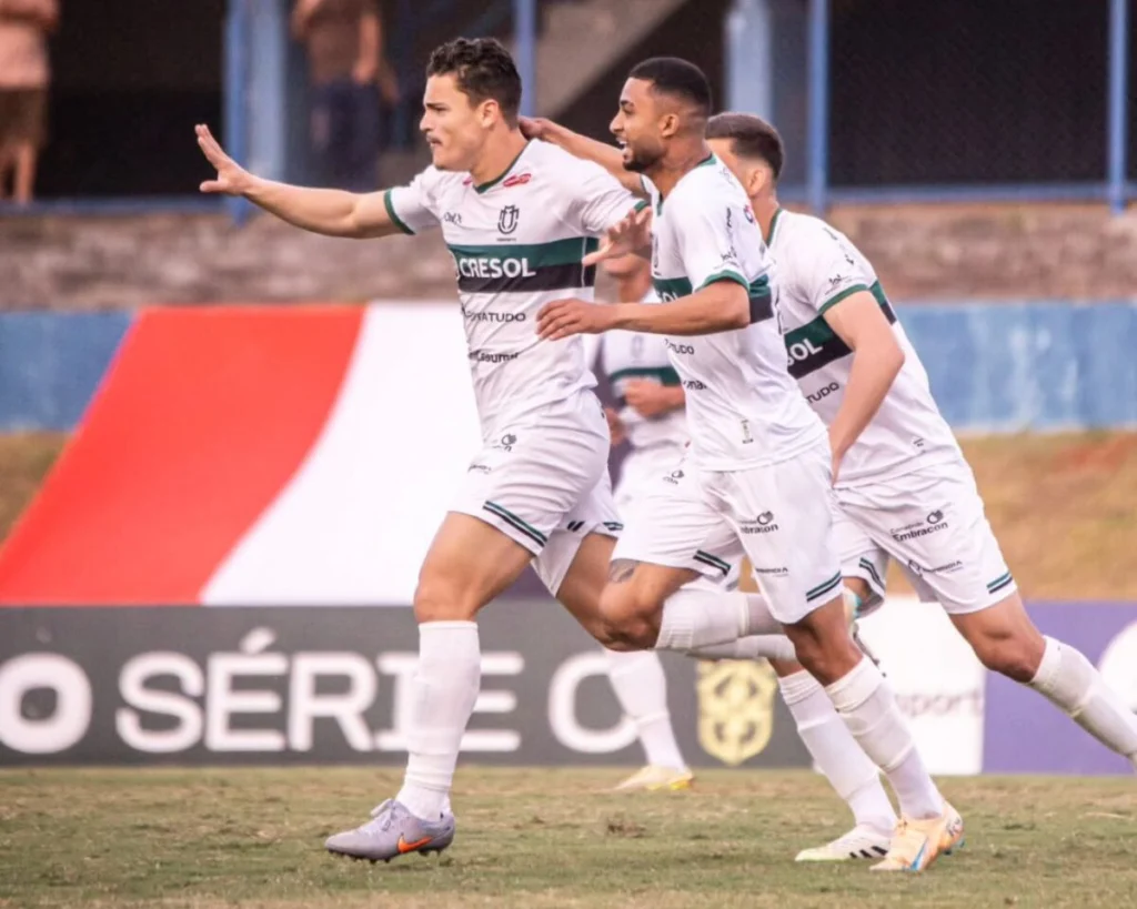 Maringá FC segura pressão, bate o Anápolis e sobe para o sexto lugar na Série C; veja como foi a partida Foto 1 Fotos de Maringá FC segura pressão, bate o Anápolis e sobe para o sexto lugar na Série C; veja como foi a partida