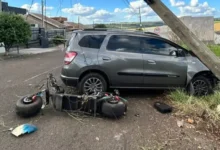 Fotos de Motociclista é arremessado e poste quebra após grave acidente entre carro e moto elétrica em Sarandi