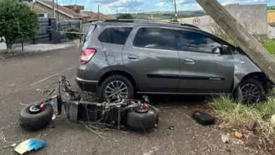 Fotos de Motociclista é arremessado e poste quebra após grave acidente entre carro e moto elétrica em Sarandi