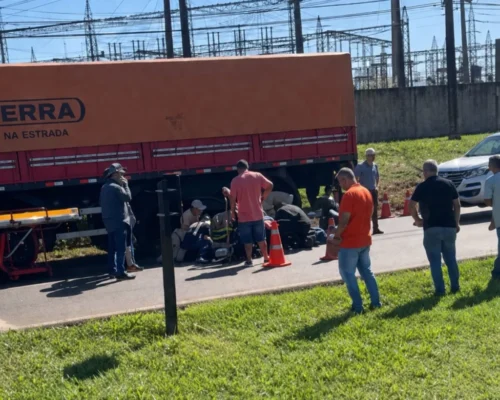 Fotos de Motociclista sofre fraturas graves após acidente com carro e caminhão na PR-317, em Maringá