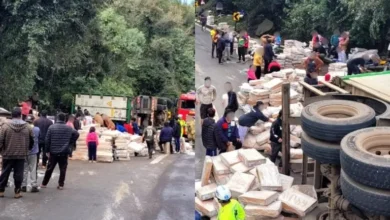 Fotos de Motorista fica em estado grave após caminhão tombar na BR-277; grupo de 80 pessoas saqueou carga de frango