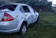 Fotos de Mulher capota carro do noivo na véspera do casamento, cai em barranco e carro para a 63 metros da pista no Paraná