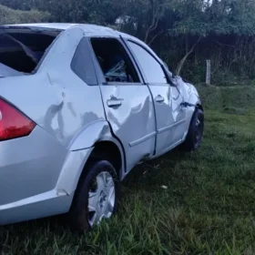 Mulher capota carro do noivo na véspera do casamento, cai em barranco e carro para a 63 metros da pista no Paraná Foto 2 Fotos de Mulher capota carro do noivo na véspera do casamento, cai em barranco e carro para a 63 metros da pista no Paraná