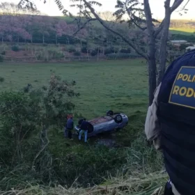 Mulher capota carro do noivo na véspera do casamento, cai em barranco e carro para a 63 metros da pista no Paraná Foto 1 Fotos de Mulher capota carro do noivo na véspera do casamento, cai em barranco e carro para a 63 metros da pista no Paraná