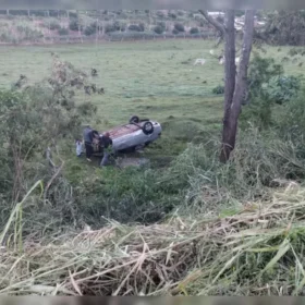 Mulher capota carro do noivo na véspera do casamento, cai em barranco e carro para a 63 metros da pista no Paraná Foto 3 Fotos de Mulher capota carro do noivo na véspera do casamento, cai em barranco e carro para a 63 metros da pista no Paraná