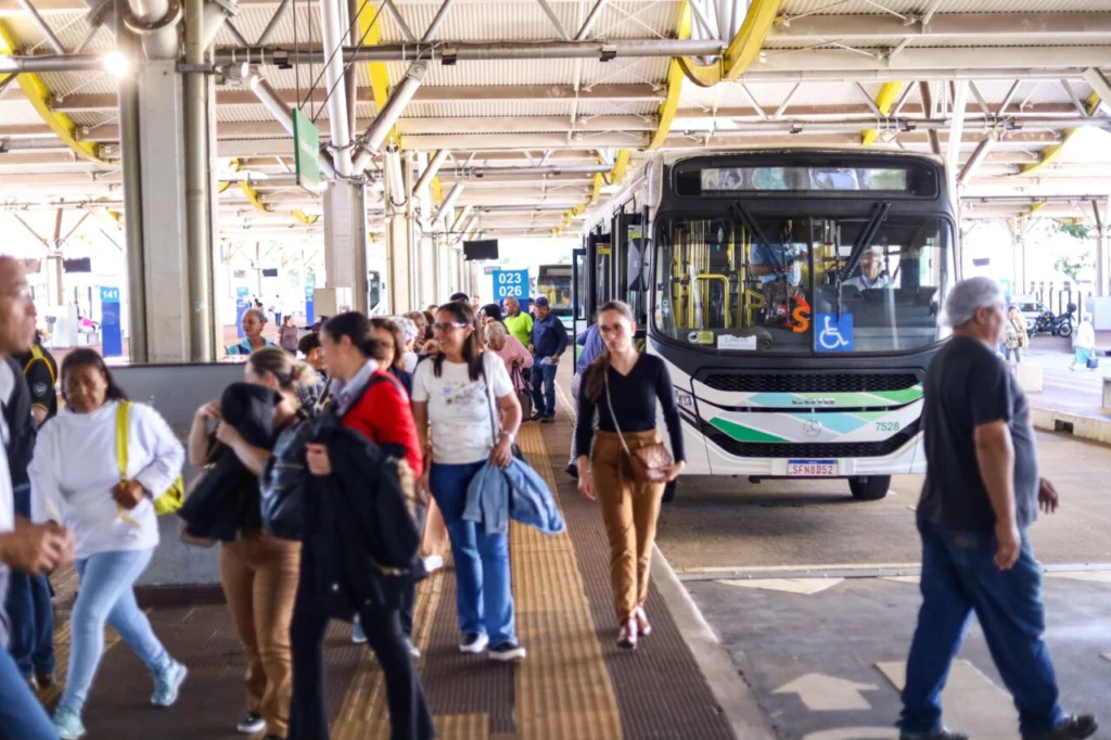 Nova tarifa do transporte coletivo de Maringá começa a valer neste domingo; veja o valor da passagem Foto 1 Fotos de Nova tarifa do transporte coletivo de Maringá começa a valer neste domingo; veja o valor da passagem