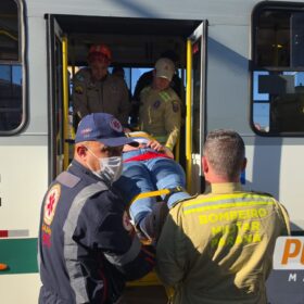 Colisão entre ônibus e caminhão deixa seis feridos em Maringá; vídeo Foto 9 Fotos de Colisão entre ônibus e caminhão deixa seis feridos em Maringá; vídeo