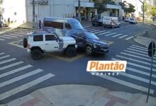 Fotos de Câmeras registram acidente após motorista avançar sinal no Centro de Maringá
