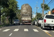 Fotos de Vídeo flagra caminhão derrubando semáforo após atingir galhos e fios em avenida de Maringá; assista