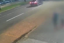 Fotos de Vídeo flagra homem sendo agredido com pauladas na cabeça em avenida de Maringá