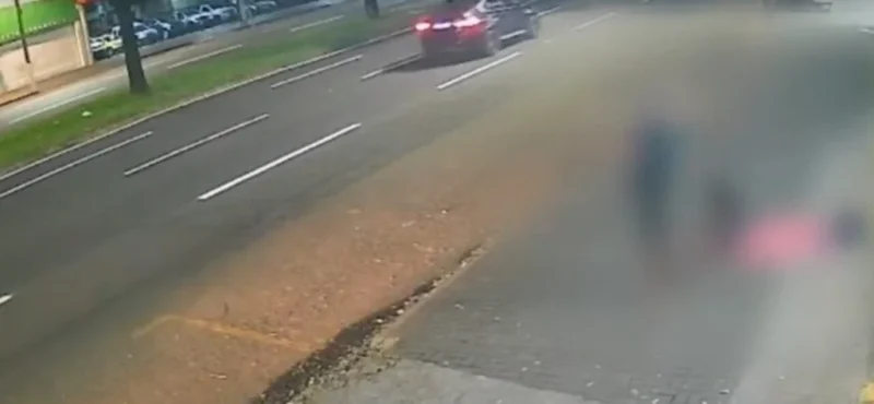 Vídeo flagra homem sendo agredido com pauladas na cabeça em avenida de Maringá Foto 1 Fotos de Vídeo flagra homem sendo agredido com pauladas na cabeça em avenida de Maringá