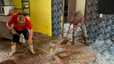 Fotos de Vídeo: Gelo invade casa e derruba parede durante forte tempestade de granizo no PR
