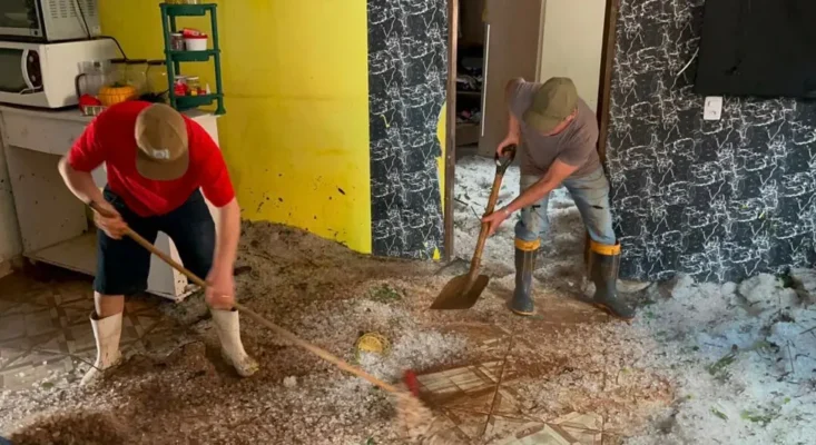 Fotos de Vídeo: Gelo invade casa e derruba parede durante forte tempestade de granizo no PR