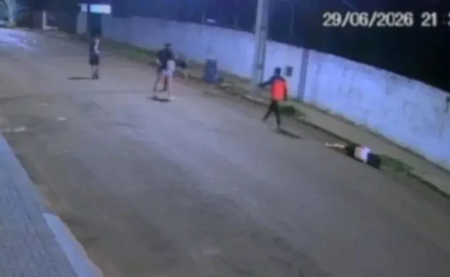 Vídeo mostra adolescente de 17 anos sendo espancado por grupo no PR Foto 1 Fotos de Vídeo mostra adolescente de 17 anos sendo espancado por grupo no PR