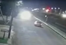 Fotos de Vídeo mostra carro na contramão provocando forte colisão na marginal do Contorno Norte, em Maringá