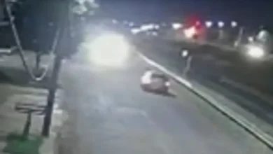 Fotos de Vídeo mostra carro na contramão provocando forte colisão na marginal do Contorno Norte, em Maringá