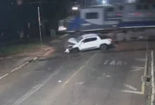 Fotos de Vídeo mostra momento em que trem atinge caminhonete em passagem de nível no PR