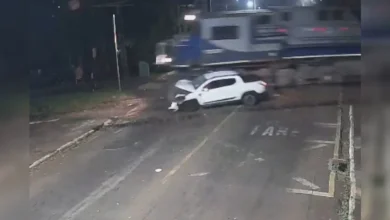 Fotos de Vídeo mostra momento em que trem atinge caminhonete em passagem de nível no PR