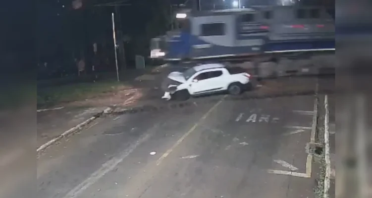 Vídeo mostra momento em que trem atinge caminhonete em passagem de nível no PR Foto 1 Fotos de Vídeo mostra momento em que trem atinge caminhonete em passagem de nível no PR