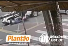 Fotos de Vídeo mostra momento exato de grave acidente entre moto e carro em cruzamento movimentado de Maringá