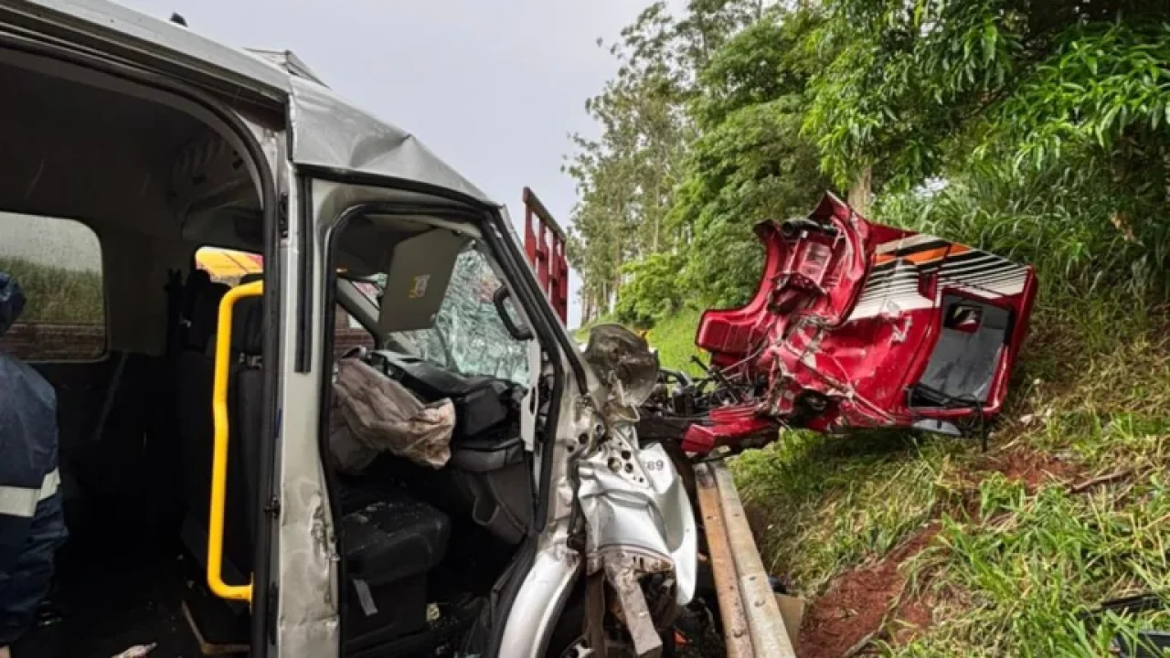 acidente-entre-caminhao-e-van-deixa-um-morto-e-cinco-feridos-na-pr-082