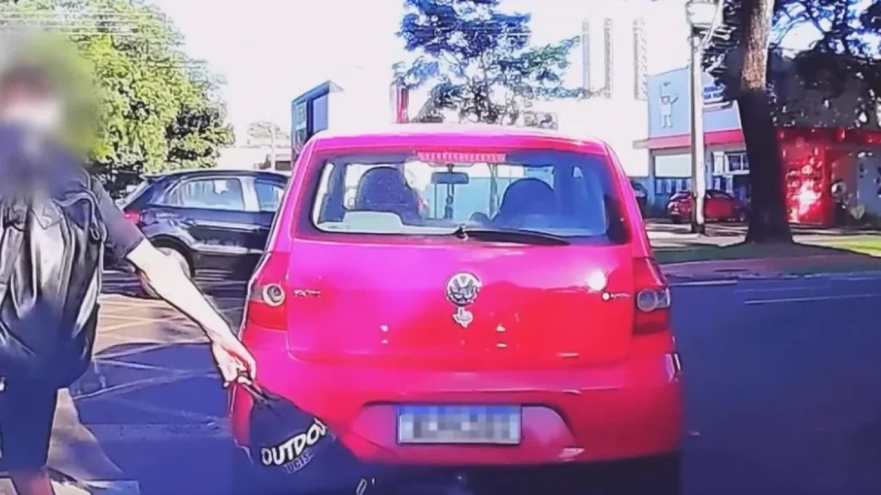 bolsa-pega-carona-em-carro-e-jovem-sai-correndo-atras-em-avenida-de-maringa-video