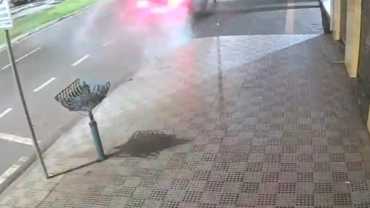 camera-de-seguranca-registra-carro-de-luxo-colidindo-violentamente-com-veiculo-estacionado-em-maringa