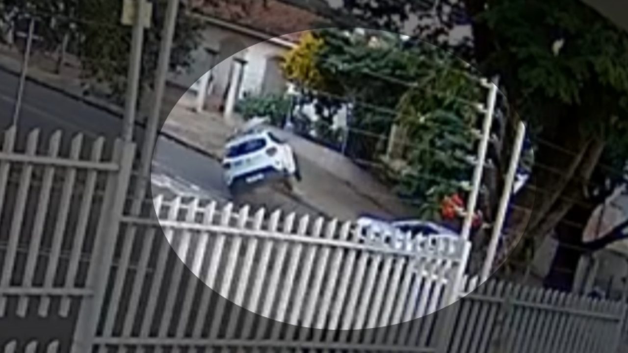 camera-de-seguranca-registra-momento-em-que-carro-capota-apos-colisao-em-maringa