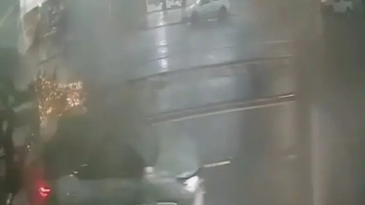 camera-flagra-arvore-caindo-sobre-carro-durante-tempestade-em-avenida-movimentada-de-maringa