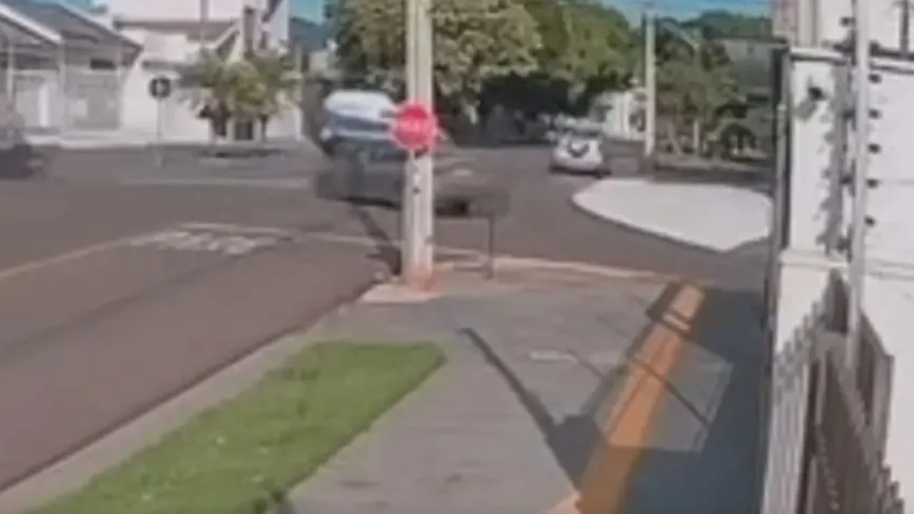 camera-registra-batida-em-cruzamento-que-termina-com-carro-tombado-e-motorista-ferido-em-maringa