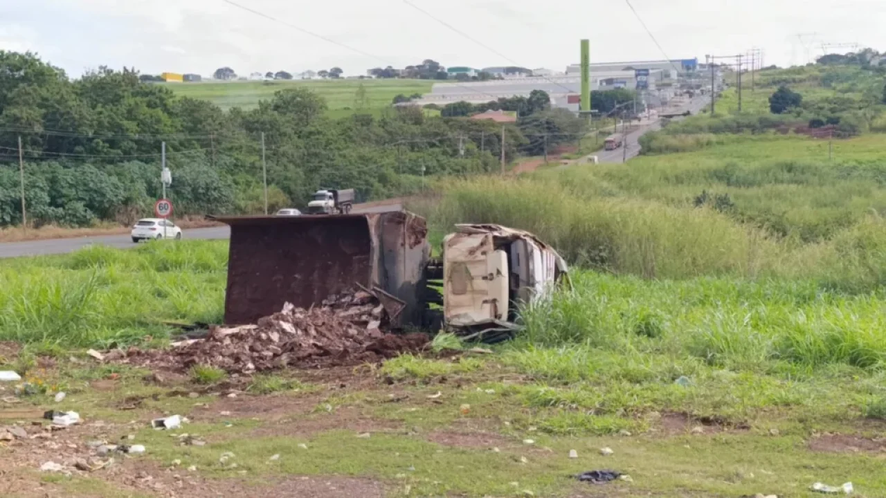 caminhoneiro-evita-tragedia-ao-desviar-de-congestionamento-capota-tres-vezes-e-fica-ferido-no-contorno-sul-de-maringa
