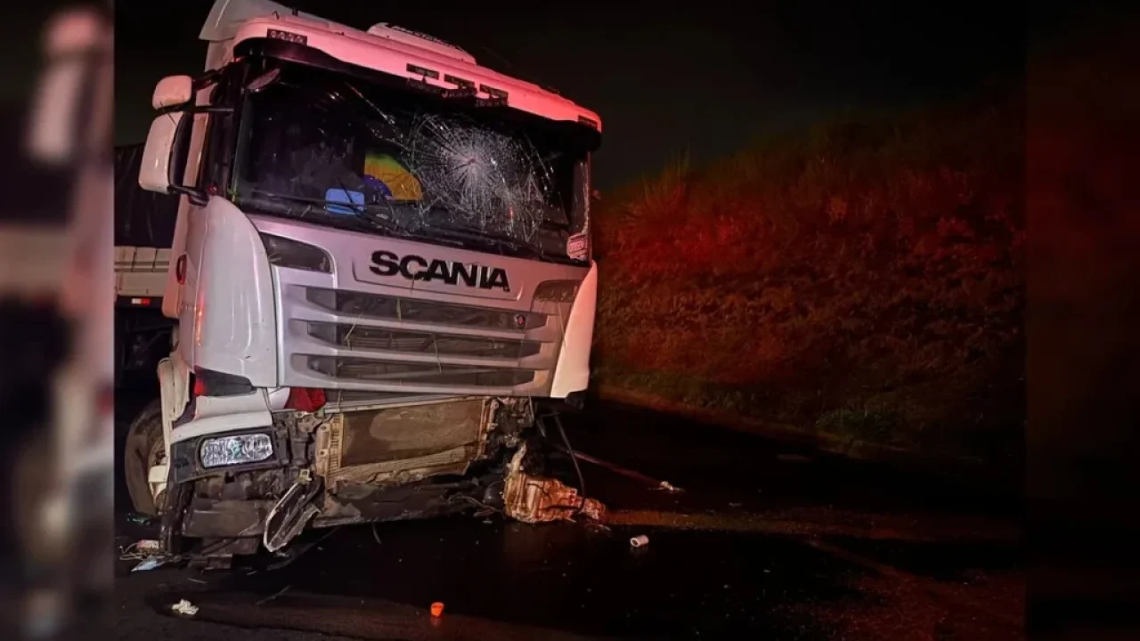 caminhoneiro-morre-apos-carreta-despencar-de-pontilhao-na-br-376