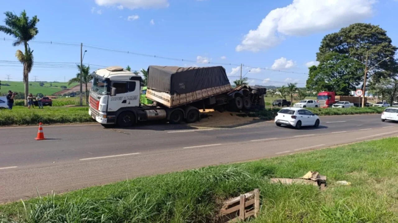 carreta-carregada-com-soja-tomba-na-br-376-em-marialva-e-provoca-grande-congestionamento
