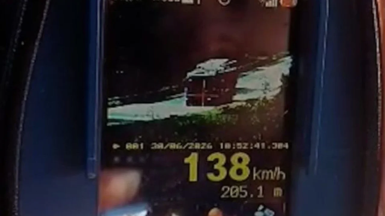carreta-cegonha-e-flagrada-a-138-km-h-na-br-116-no-parana