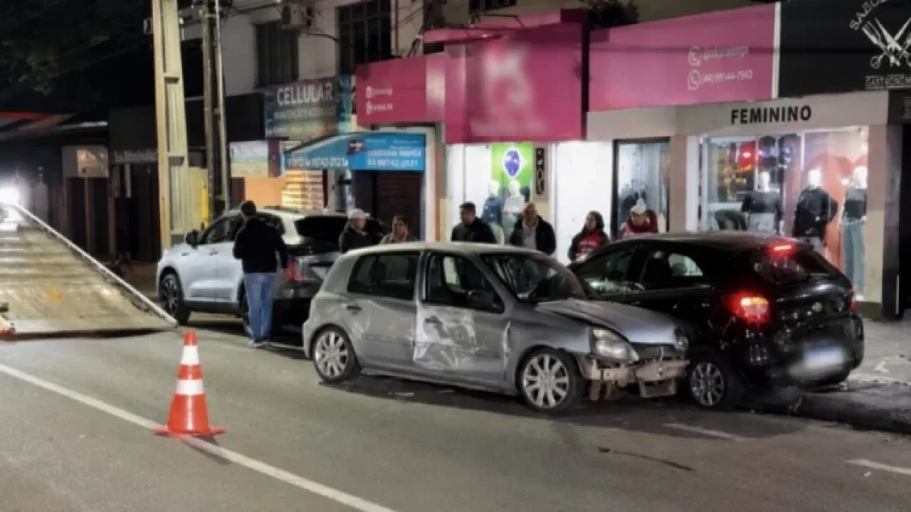 carro-bate-em-onibus-do-transporte-coletivo-perde-controle-e-atinge-veiculos-estacionados-em-avenida-de-maringa