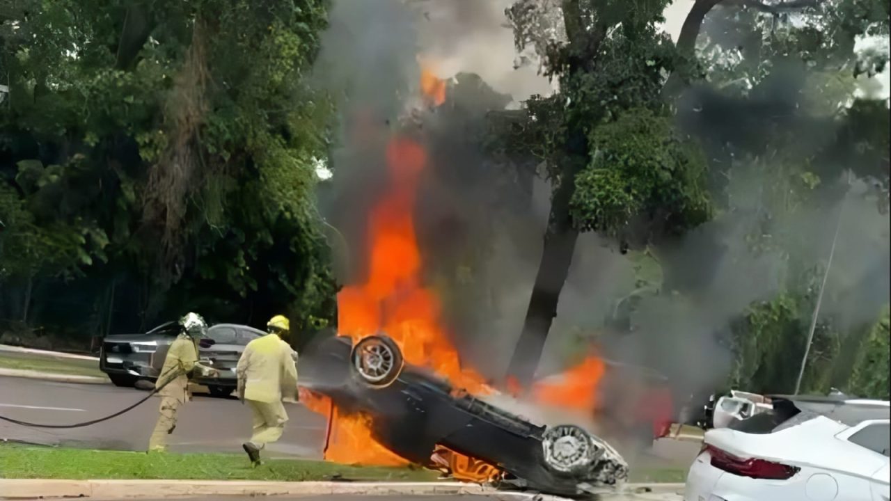 carro-capota-pega-fogo-e-deixa-uma-pessoa-morta-na-avenida-itororo-em-maringa