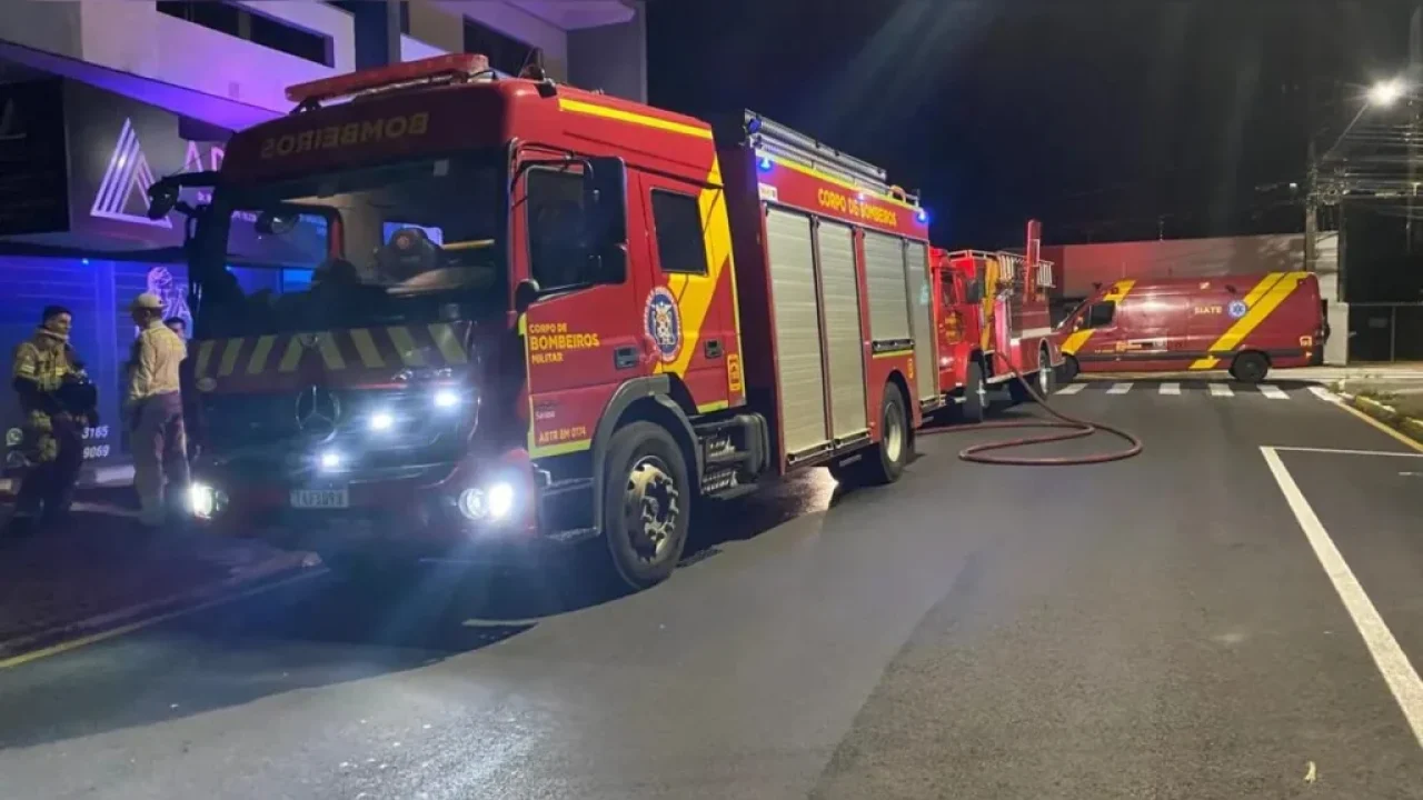 carro-eletrico-fica-destruido-em-predio-apos-incendio