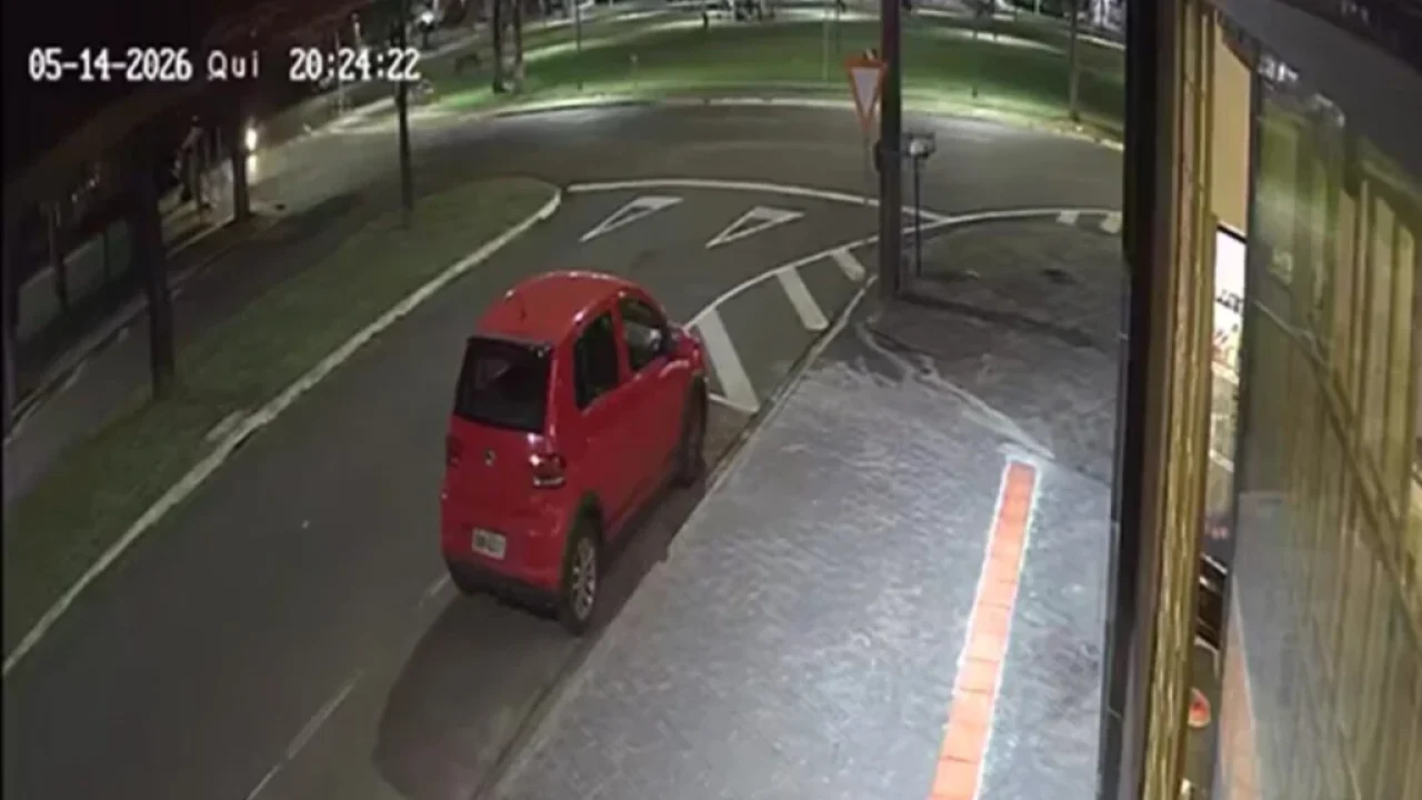 carro-em-alta-velocidade-invade-rotatoria-causa-forte-batida-e-deixa-motorista-ferido-em-maringa-video-impressiona