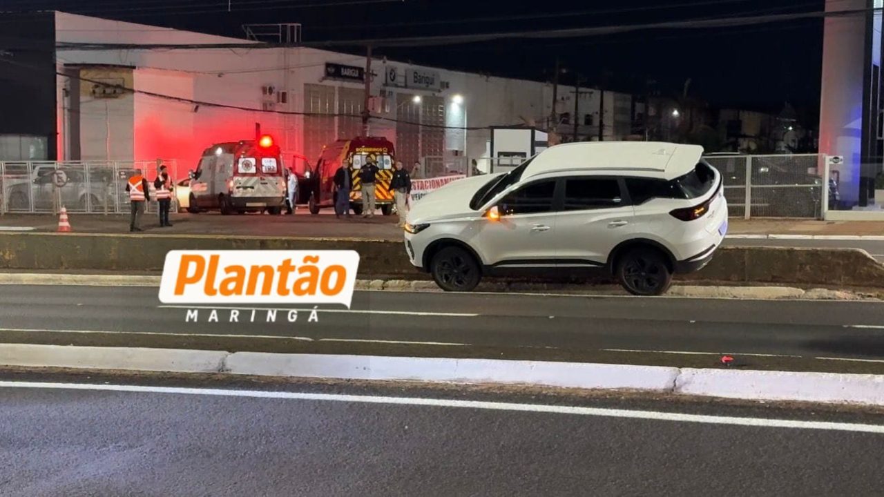 carro-fica-sobre-bloco-de-concreto-apos-acidente-na-avenida-colombo-em-maringa