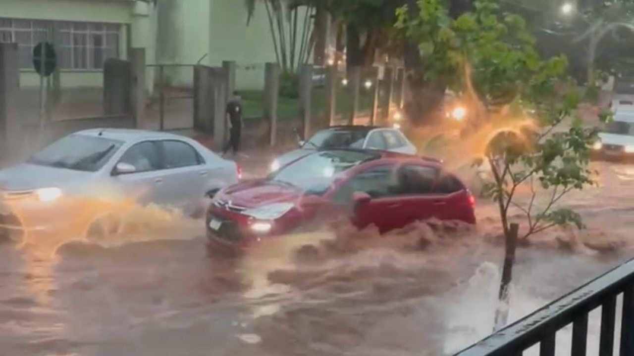 chuva-forte-arrasta-duas-motos-e-um-carro-em-cruzamento-da-avenida-guaiapo-em-maringa