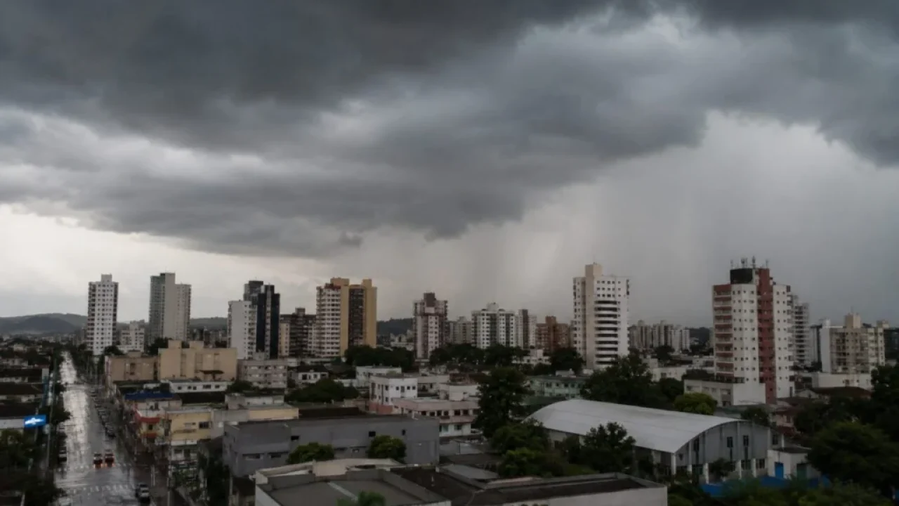 ciclone-e-frente-fria-ja-tem-data-para-chegar-e-provocam-nova-virada-no-tempo-no-parana