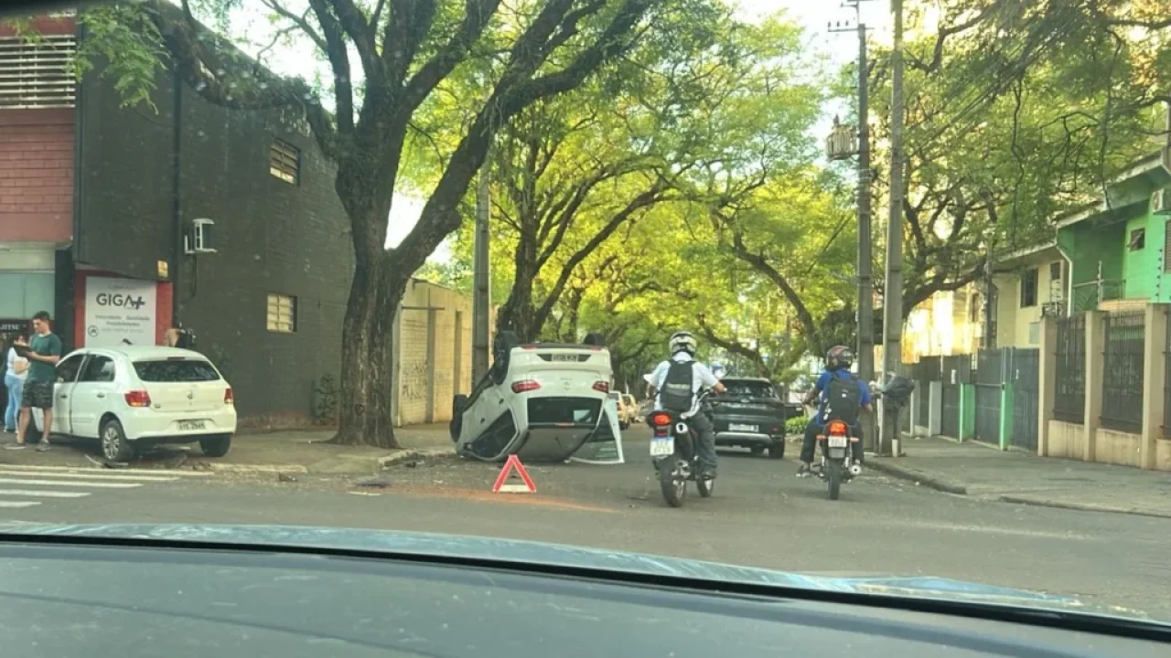 colisao-entre-dois-carros-provoca-capotamento-na-zona-7-em-maringa-video