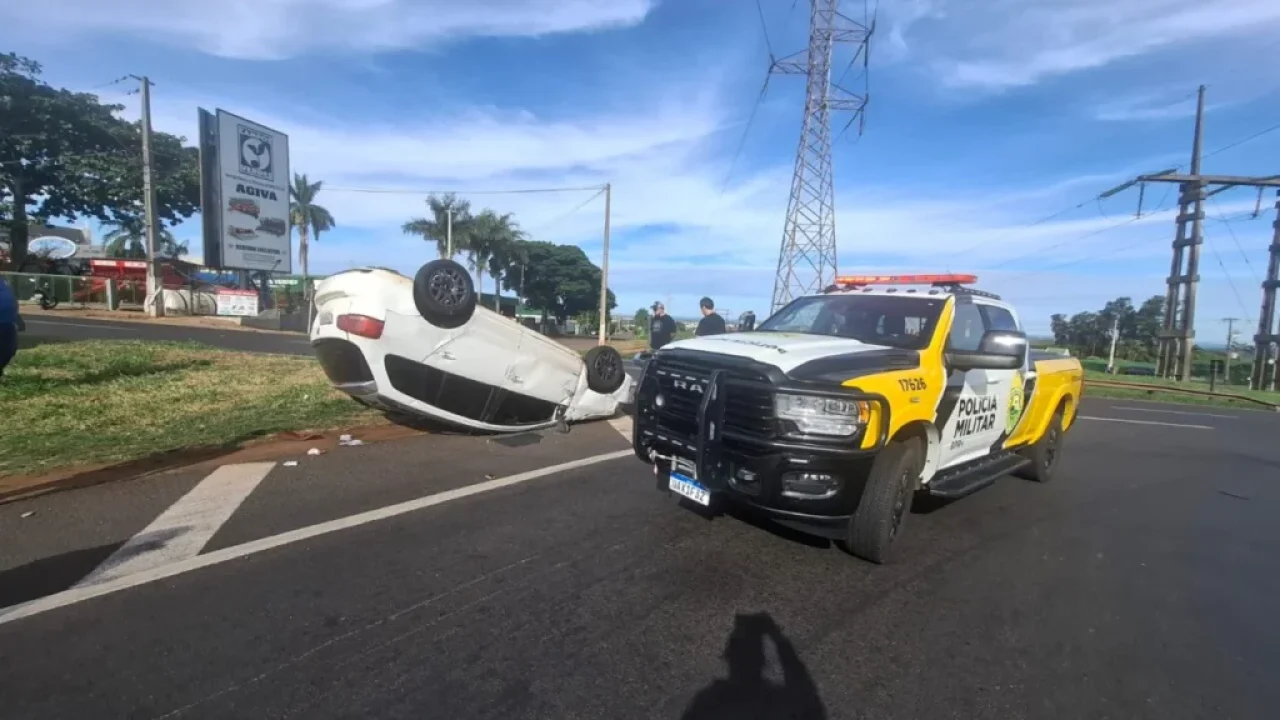 colisao-lateral-faz-carro-capotar-na-pr-317-em-maringa-duas-pessoas-ficam-feridas