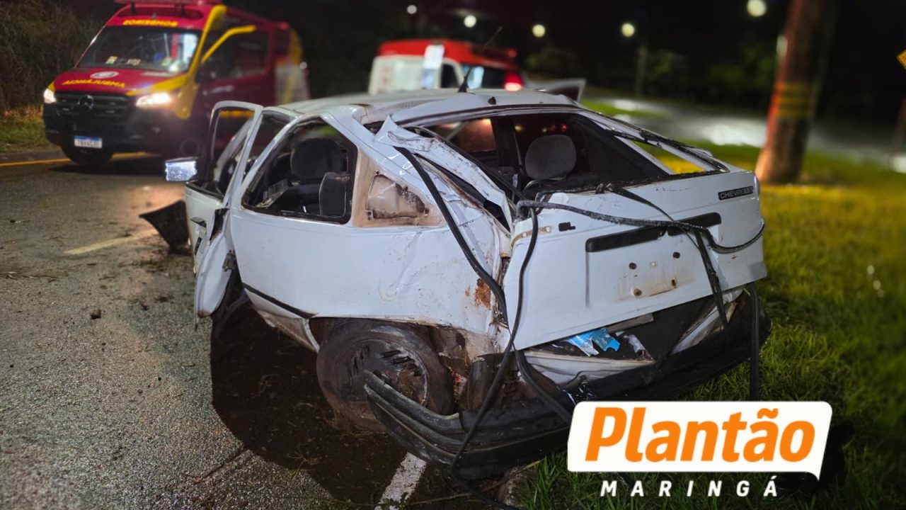 dois-ocupantes-sao-arremessados-apos-carro-perder-o-controle-e-atingir-poste-em-maringa