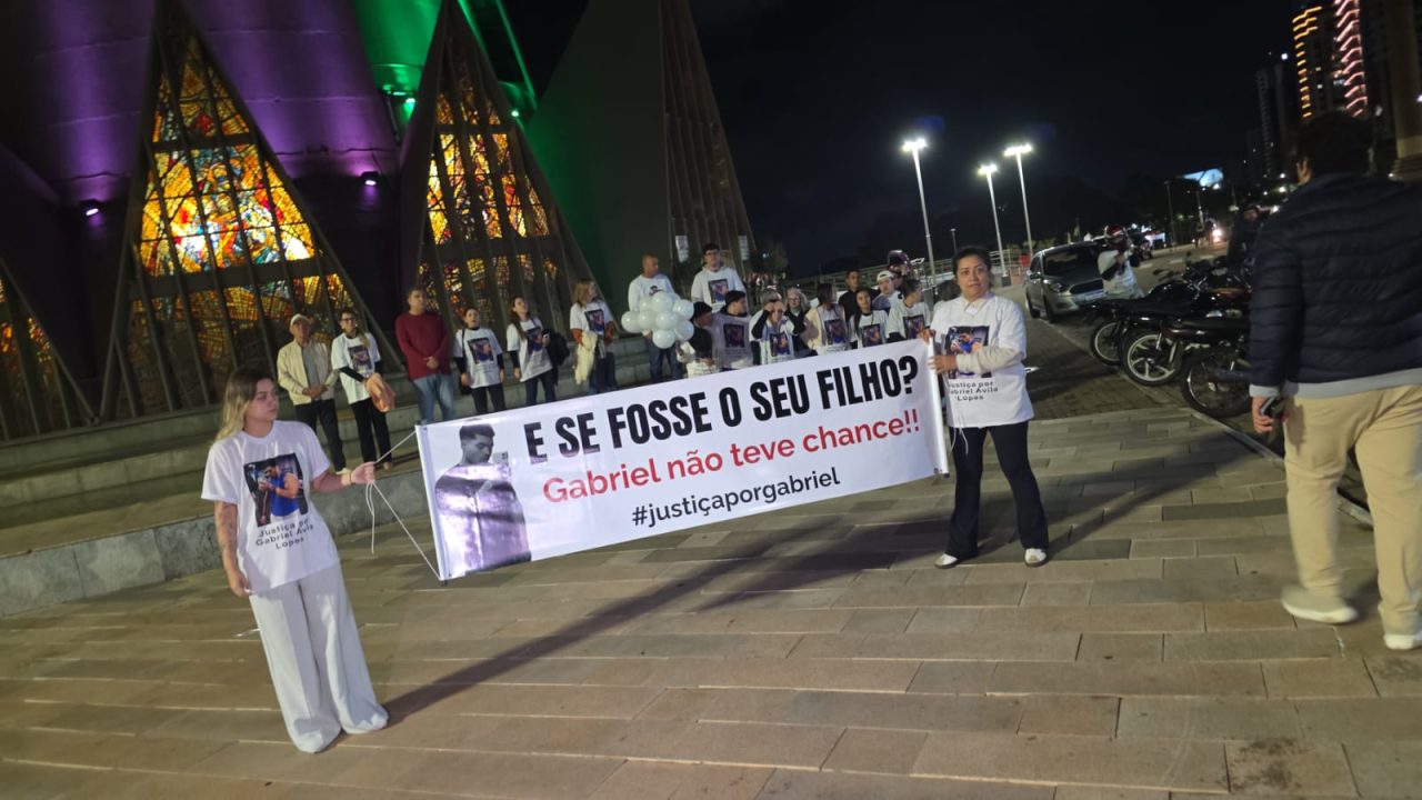 e-se-fosse-seu-filho-familia-faz-manifestacao-por-justica-apos-morte-de-jovem-motociclista-em-maringa