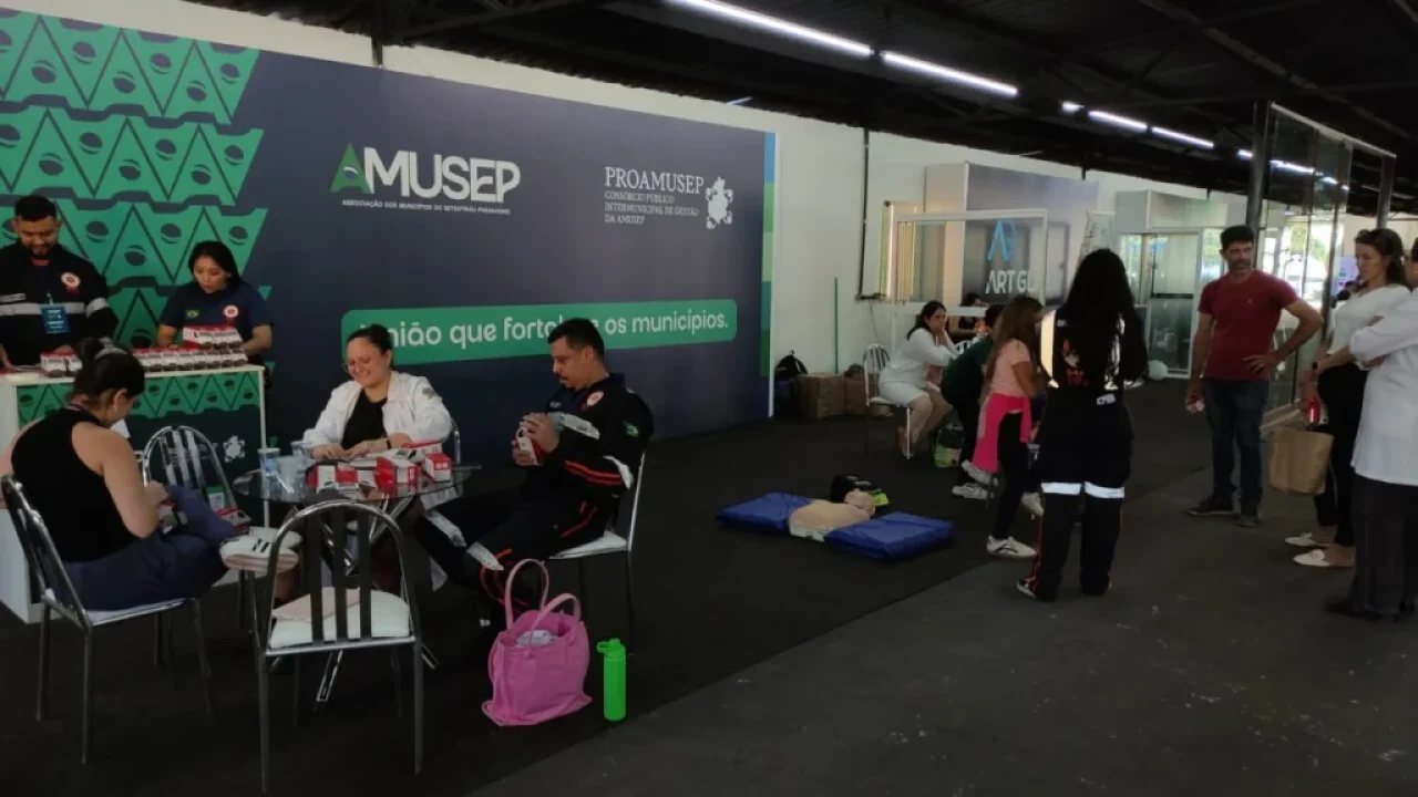 equipe-do-samu-ensina-manobras-de-reanimacao-a-visitantes-da-expoinga