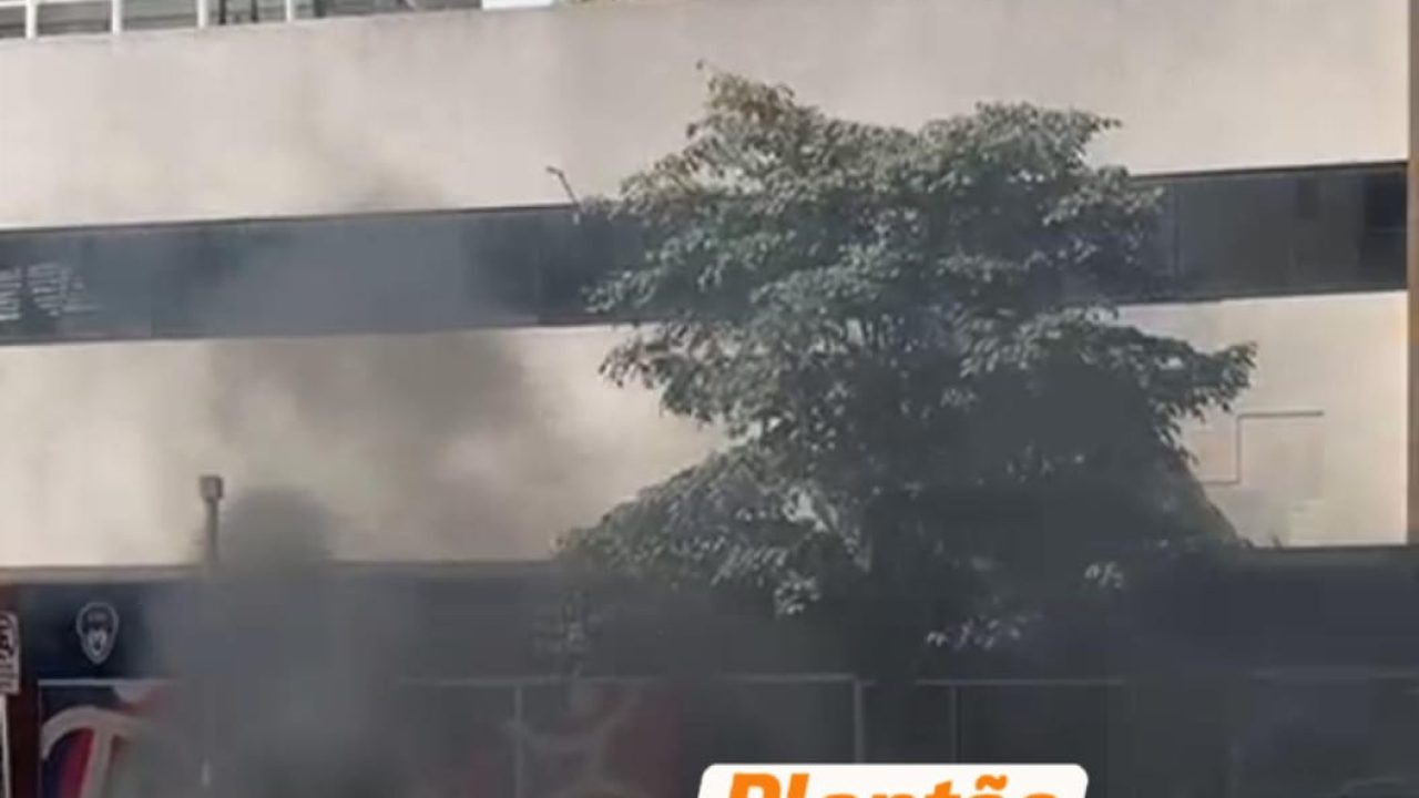 funcionarios-evacuam-predio-comercial-apos-curto-circuito-na-rede-subterranea-da-copel-em-maringa