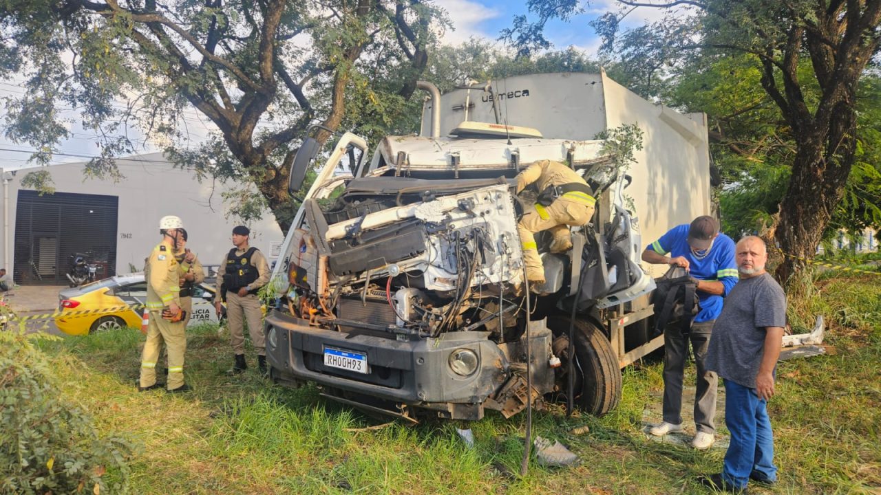 grave-acidente-com-caminhao-da-coleta-seletiva-deixa-quatro-trabalhadores-feridos-em-maringa
