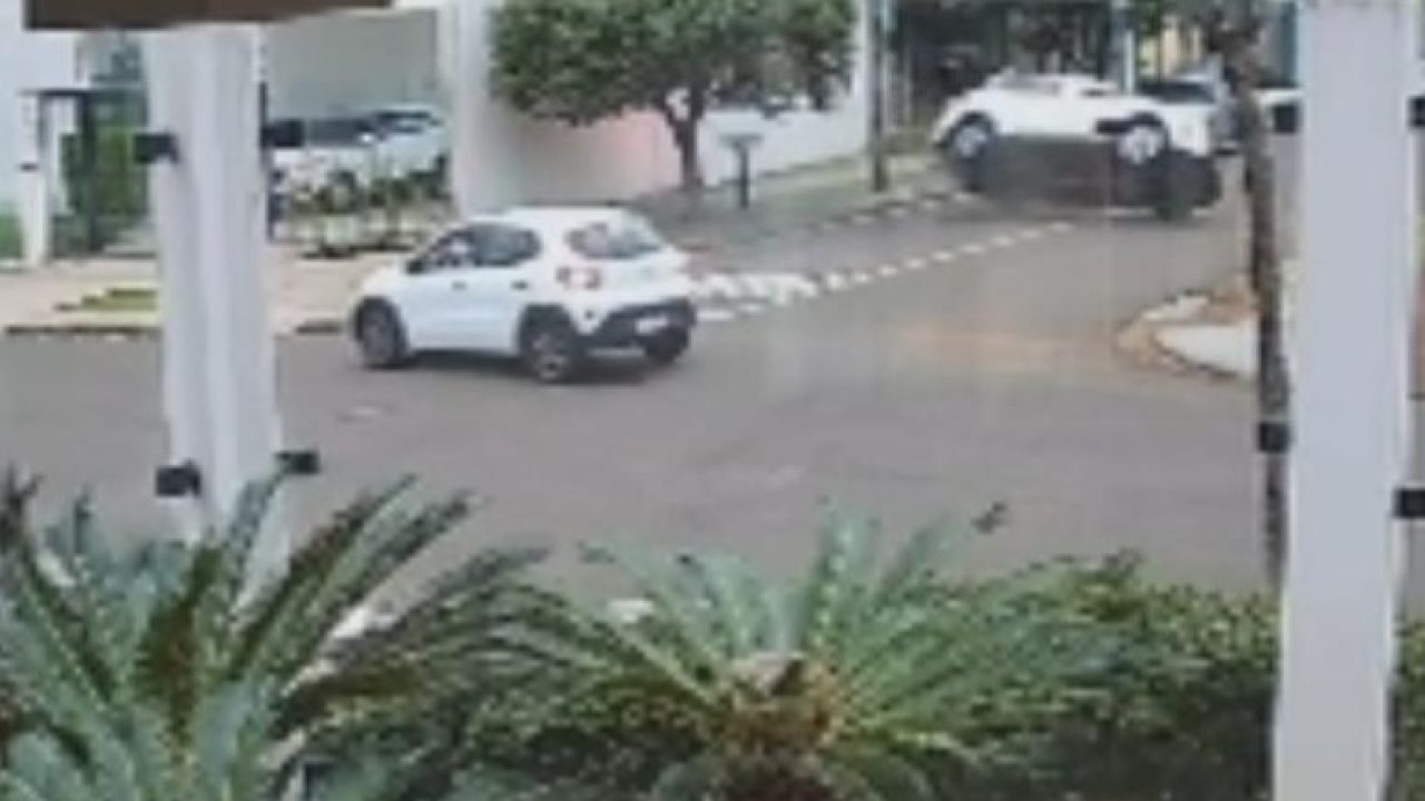 idoso-de-64-anos-fica-ferido-em-capotamento-apos-avancar-preferencial-em-maringa